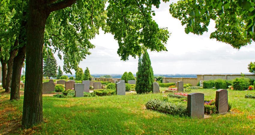 Gräbder auf einem Friedhof
