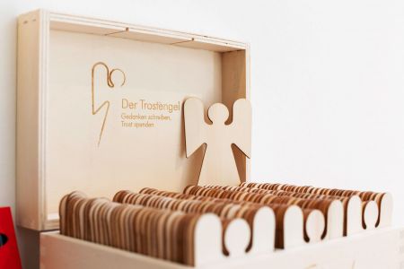 Trauerforum Leimbachtal Pietät Siegen – Holzbox mit Trostengeln zum Beschriften