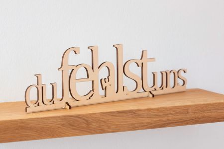 Trauerforum Leimbachtal Pietät Siegen – Dekoration aus Holz mit der Aufschrift „du fehlst uns"
